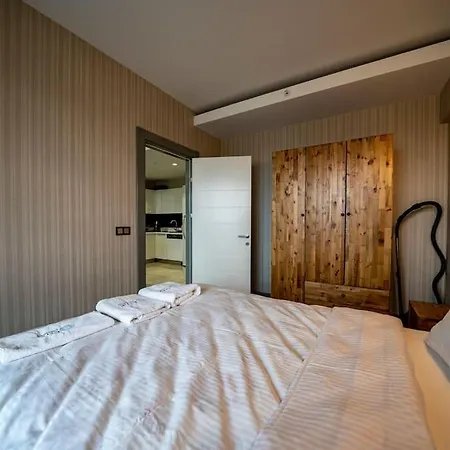 Apartment Allure Towers 77 *